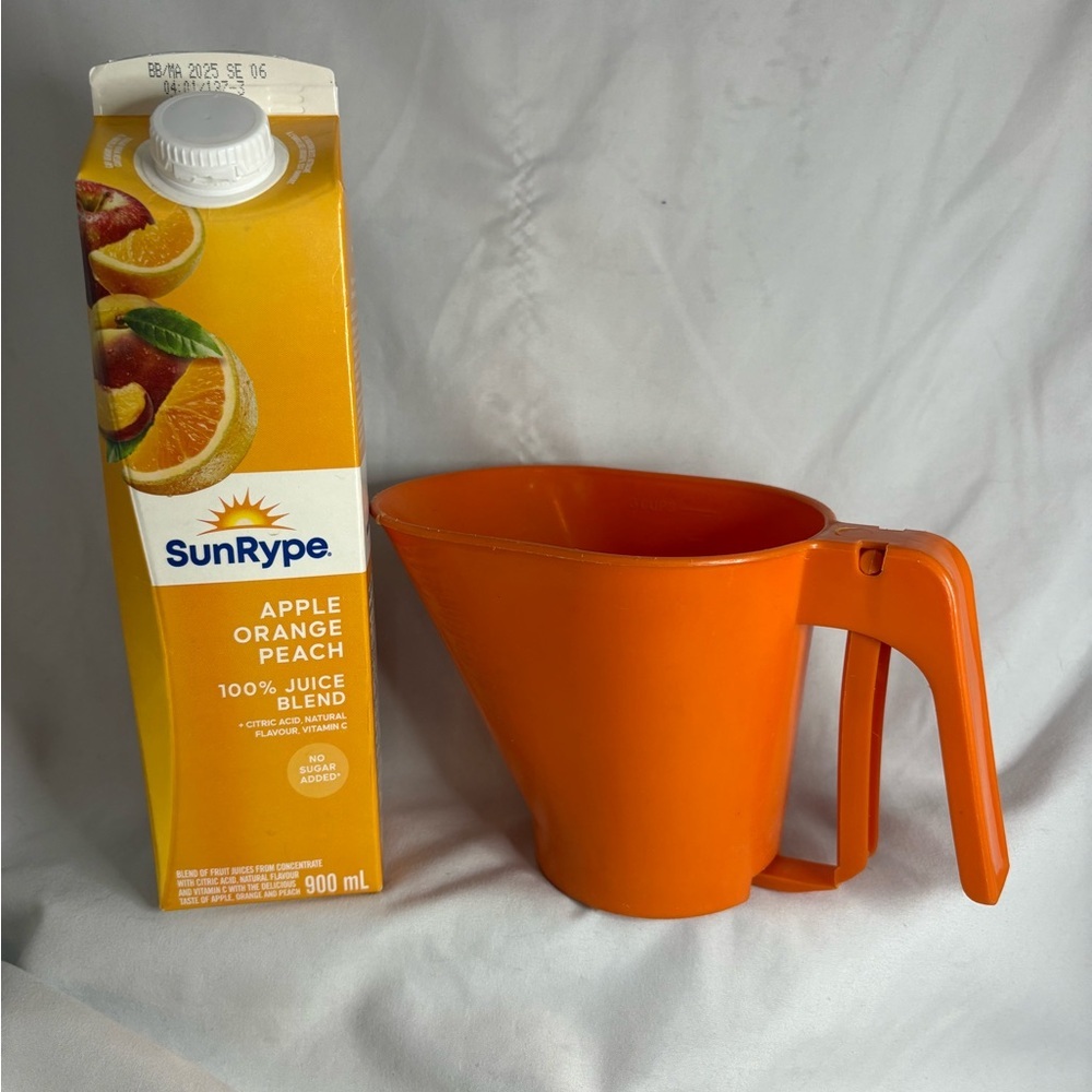 Vtg Rubbermaid orange flour sifter